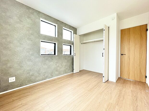 【リビング以外の居室】2号棟 2階洋室5.25帖のお部屋は、アクセントクロスが使用されているおしゃれな一部屋です◎収納もたっぷりで大きなお荷物もしまう事が出来ます。