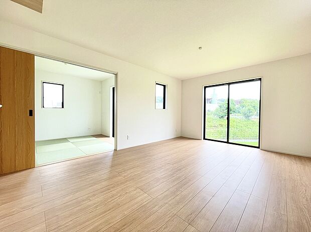 【リビング】2号棟 南側からの日差しが入るため、日中は明るい空間です。間続きの和室も使い勝手◎