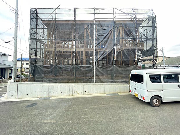 【外観】車の出し入れもスムーズにできる、ゆとりある前面道路に面した住まいです。