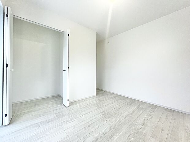 【リビング以外の居室】 完成済みのため、いつでもご見学可能
まずはお気軽にお問い合わせをお待ちしております。