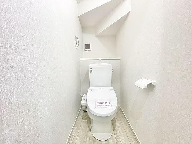 【トイレ】落ち着いた色合いや機能的な設備が毎日の使用を快適にします。