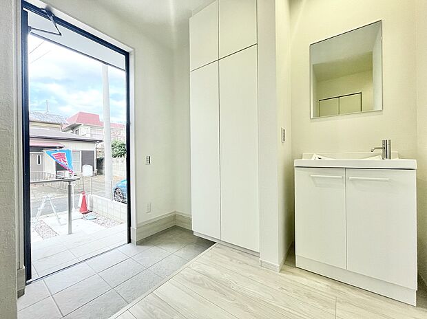 【玄関】帰るたび、家族を迎えてくれる広々とした玄関スペース。