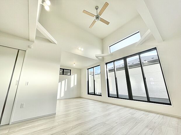 【リビング】リビングの天井が高く、開放的な雰囲気を感じることができます。
完成済みのため、いつでもご見学いただけます。