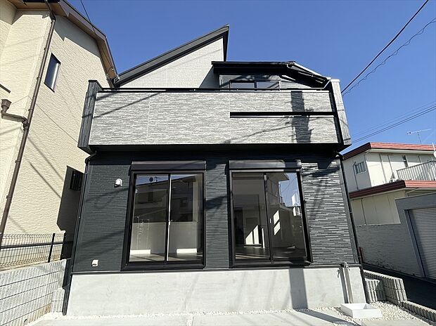 【外観】黒を基調としたモダンな外観がお洒落です。陽当たり良好な南向きリビング。明るいリビングは、家族を楽しませます。