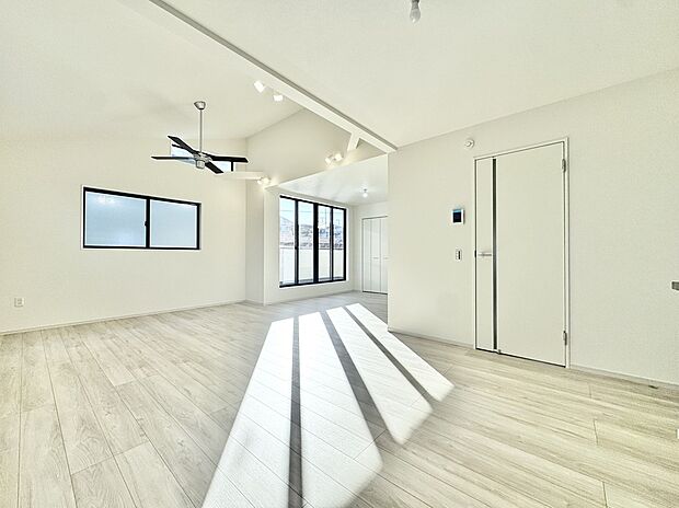 【リビング】※掲載の写真はモデルハウスを撮影したもので、実際の建物とは仕様・間取り・サイズ等が異なる場合があります。詳細は現地またはスタッフまでお問い合わせください。