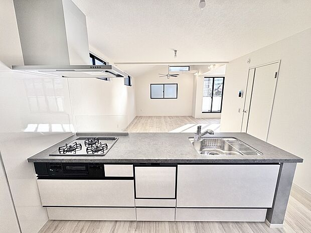 【キッチン】※掲載の写真はモデルハウスを撮影したもので、実際の建物とは仕様・間取り・サイズ等が異なる場合があります。詳細は現地またはスタッフまでお問い合わせください。