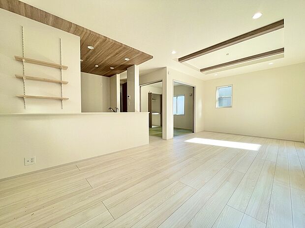 【リビング】4号棟 開放感のある対面キッチンで、会話を楽しみながらお料理ができます。