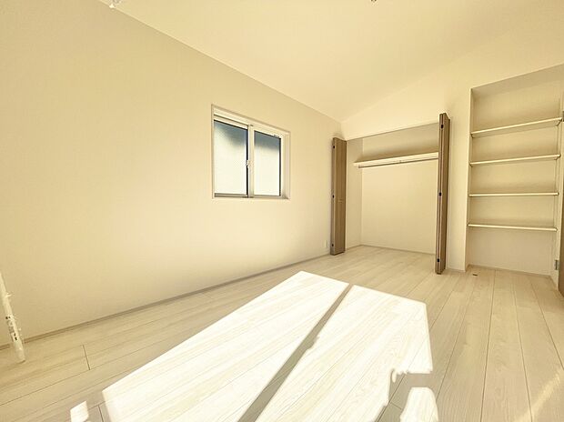 【リビング以外の居室】4号棟 収納棚やクローゼットもある洋室です。
窓も2か所あり、採光と通風良好です。