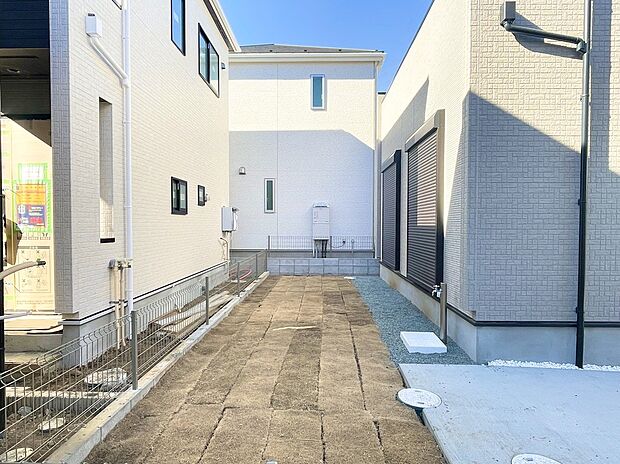 【庭】4号棟 天然芝のお庭もある為、ご家族で遊べます。掃除などにも便利な外水栓付きです。