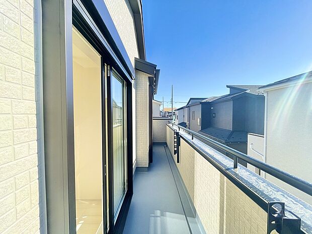 【バルコニー】4号棟 インナーバルコニー付きで急な雨にも洗濯物が濡れにくいです。