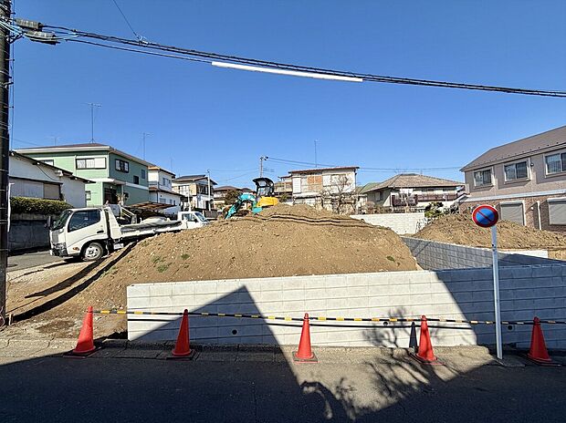 【現地】2号棟 やや道路面から高さがございますので、プライバシーの確保・陽当り良好の住宅となっております。2026/02/21時点