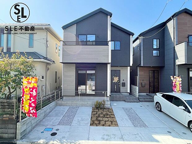 【外観】2号棟 近隣にはスーパーやコンビニが揃い、生活環境も良好です 2026/02/15時点