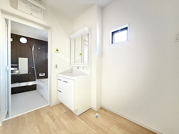 【洗面台・洗面所】2号棟 ゆとりある空間の洗面化粧台スペース。大型の洗濯機も置くことが可能です。