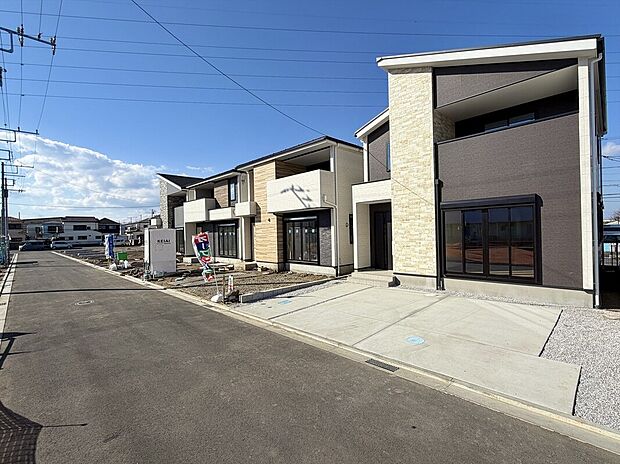 【前面道路を含む外観】全棟37坪以上で角地を含む開放的な5棟の新築。小中学校は徒歩15分圏内で生活住環境も良好です。