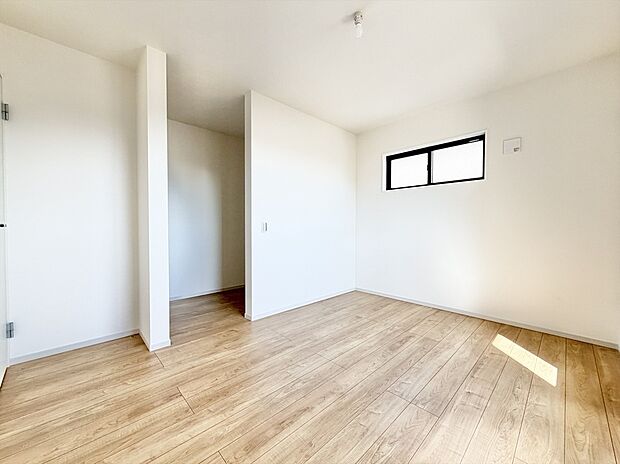 【リビング以外の居室】2号棟 ゆとりあるWICがありお洋服などをスッキリまとめられます。全居室2面採光でお部屋、建物全体が明るく感じられます。