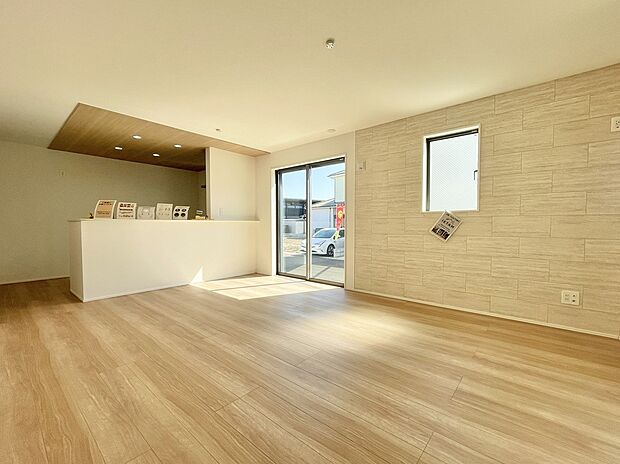 【リビング】1号棟 家族が自然と集まる広々としたリビングは、毎日の暮らしを豊かにしてくれます。