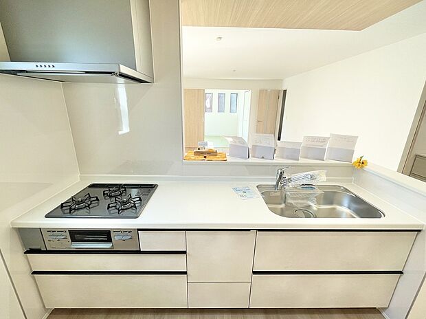 【キッチン】1号棟 リビング・ダイニング全体を見渡せる設計で、小さなお子さまを見守りながら家事ができる安心感があります。