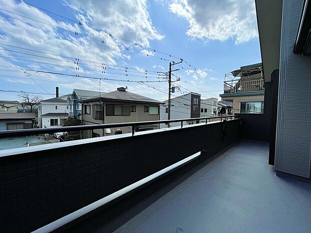 【バルコニー】2部屋行き来できるワイドなバルコニー。洗濯物がたくさんあっても干すことが可能です。