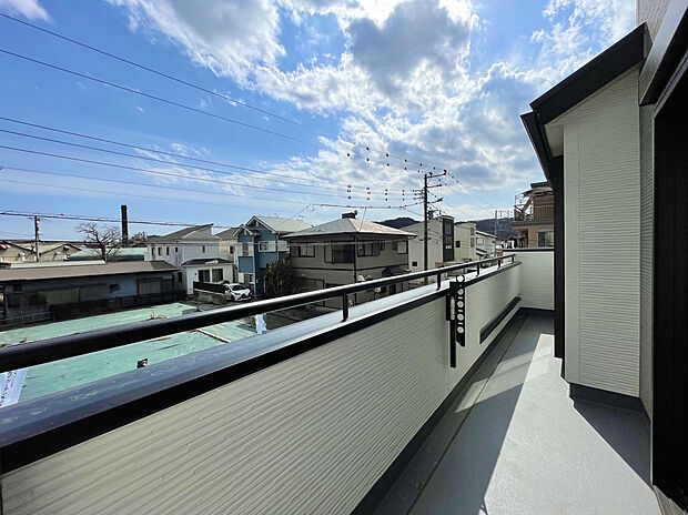 【バルコニー】2号棟 心地よい日差しが差し込む広々としたワイドバルコニー！