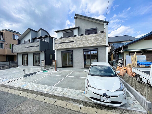 【外観】2号棟 ◆面を強化する耐震構造（筋交いにより横からの力に耐える『耐力壁』
◆Low-E複層ガラス採用で、省エネ・光熱費カットにも貢献します。