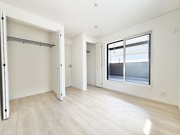 【リビング以外の居室】4号棟 2階洋室5.7帖のお部屋には2箇所クローゼット収納があります。