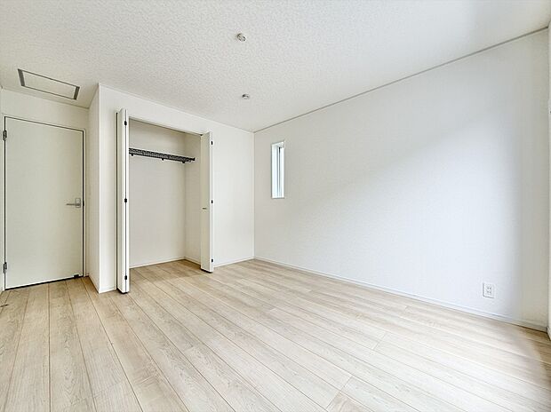 【リビング以外の居室】6号棟 各居室収納付きのため、お部屋を最大限有効活用していただけます。