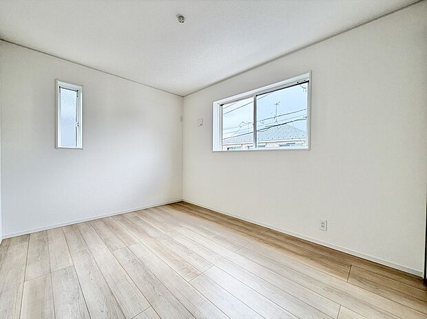 【リビング以外の居室】2階洋室6帖のお部屋には。1.8帖のサービスルーム付き♪