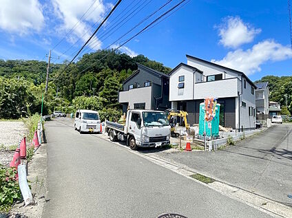 前面道路を含む外観