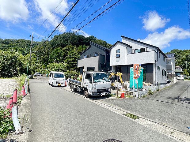 【前面道路を含む外観】車通りが少なく、落ち着いた環境なので、お子さまの外遊びや自転車の練習も安心。【撮影日】2026/08/08