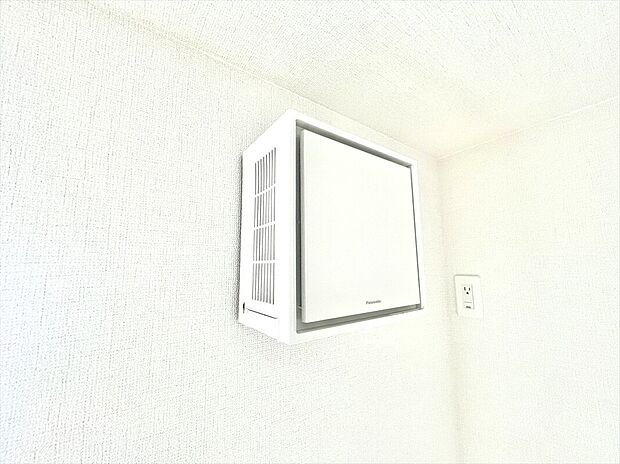 【■第一種熱交換換気システム ダクト式 STIEBEL E】湿度を一定に保ちやすくなります。
冬場は屋内の湿度を保つことで乾燥を防ぎやすくし、梅雨時や夏場には屋外から給気される高い湿度をやわらげます。
冬場乾燥し、夏場は高温多湿な地域におすすめです。