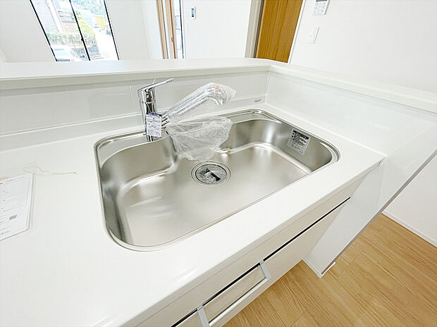 【浄水器一体型水栓】蛇口をひねれば、いつでも美味しい水が飲めるのは大きなメリットです。
ウォーターサーバーやペットボトルをその都度入れるのは大変ですが、シンク内の蛇口から浄水出れば楽に炊事ができますね。