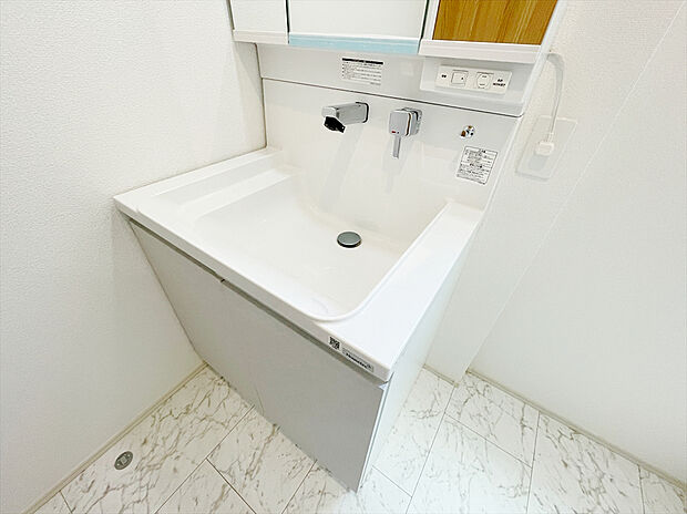 【三面鏡洗面台　シャワーヘッド付き】三面鏡は真正面から見ただけでは気付けない色んな角度から確認でき、収納スペースが豊富であるということがメリットです。また、シャワーヘッド付きの水栓です。ミラー扉の内側がすべて収納スペースになっています。