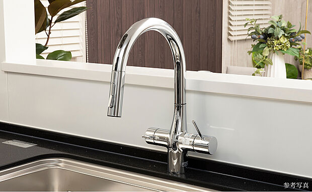 【タッチレスハンドシャワー水栓】センサーに手をかざすと自動で吐水・止水。調理中に手が汚れていてもレバーに触れることなくスムーズで清潔に水が使えます。