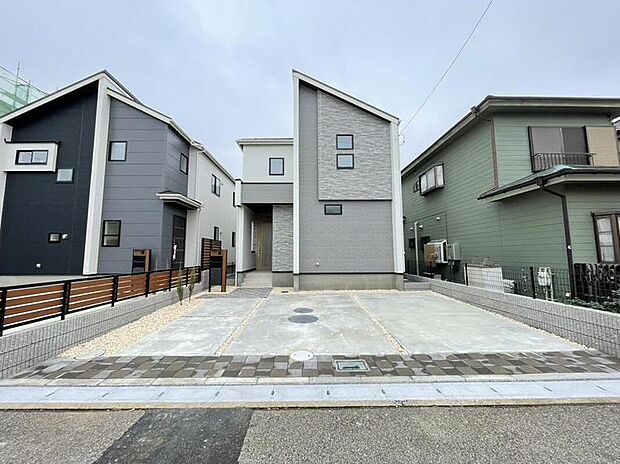 ≪1号棟≫
スタイリッシュな外観に広々としたLDK！扉を開ければ居心地の良い豊かな空間が広がります。暮らしを豊かにサポートする充実の設備。明るく開放的なLDK。魅力が詰まったお住まいです！