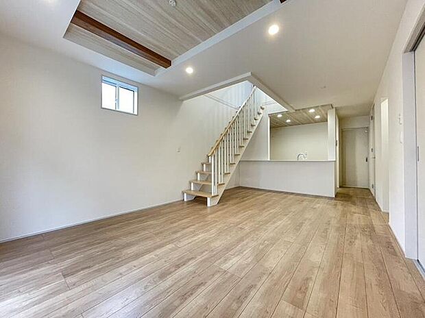 ≪1号棟≫
リビングは折り上げ天井、対面キッチン、階段部分吹抜になっているので開放感のある空間になっています♪