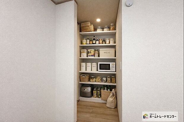 【C号棟パントリー】日用品に加え、十分な収納スペースがあれば食料、飲料水、医薬品、衛生用品などの非常用物資を保管でき、災害時の備えにもなります。※こちらはCGで画像を生成したイメージ画像になります。