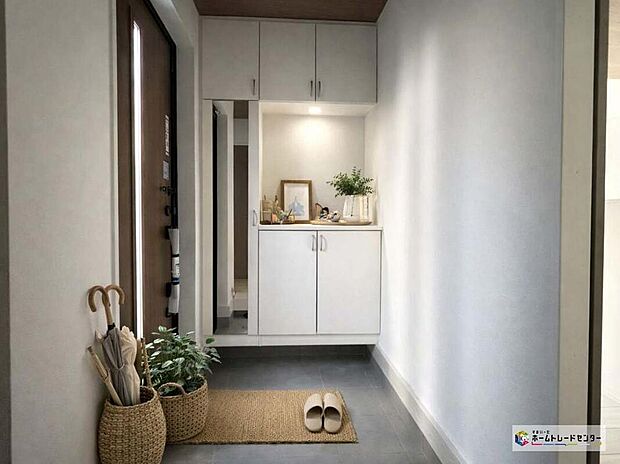 ガラススリットの入った玄関ドアは室内に光を届けてくれる大事な存在です☆ウッドテイストの玄関ドアがお洒落です。
※こちらはCGで画像を生成したイメージ画像になります。家具などは付いておりません。