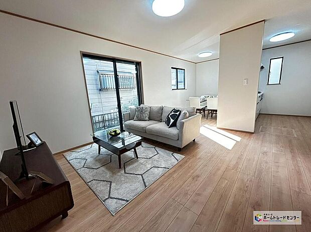 暖かな雰囲気のＬＤＫ。ご家族が自然と集まる穏やかな暮らしがイメージできますね♪