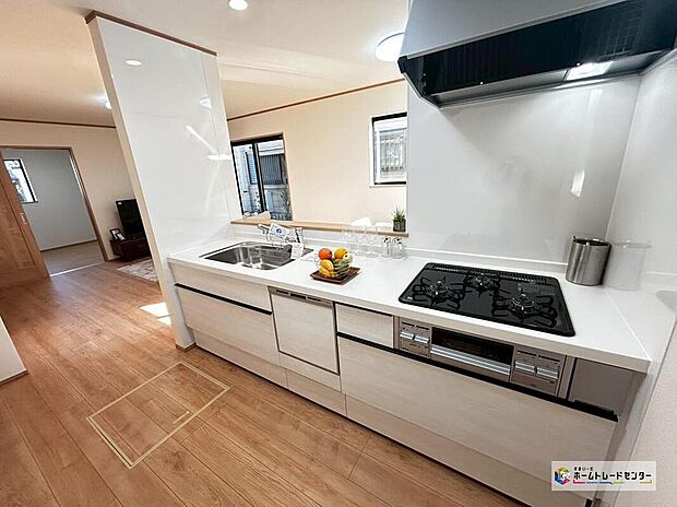 対面式キッチンですので、お食事の準備をしながらご家族との会話を楽しめます☆水回りも集中しているので、家事の動きがらくちんです♪