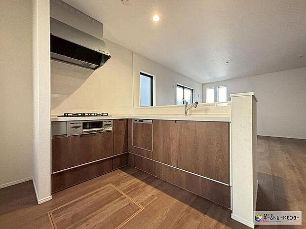 【３号棟】対面式キッチンは、家族のコミュニケーションを育み、子育て家族にも好適なプランです。リビングで寛ぐご家族をいつも感じ、会話を楽しみながら家事ができます♪