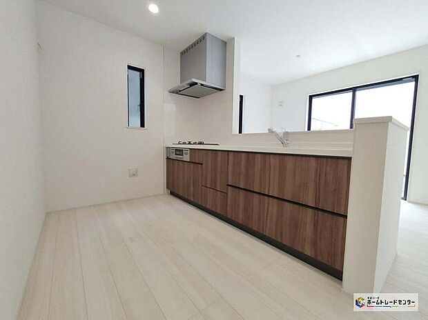 収納たっぷりなので調理器具や調味料も出し入れしやすいですね。お子様と一緒にお料理もできます。