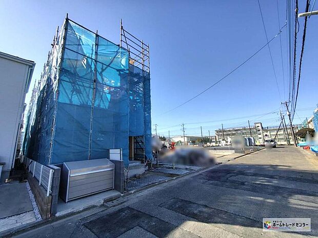 陽当りの良い道路に面したお住まい。道路幅も広めで、開放感たっぷり♪