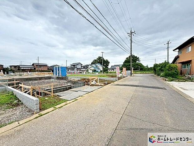 南側の道路です。陽当りの良い道路に面したお住まい♪道路幅も広めで、開放感たっぷり♪

