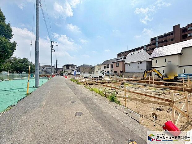 【前面道路含む現地写真】
旧江戸川沿い、行徳児童公園が目の前でお散歩にもぴったり◎子育てにもおススメの立地です♪