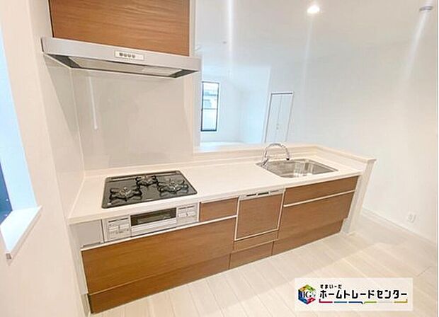 【キッチン】対面式キッチンは、家族のコミュニケーションを育み、子育て家族にも好適なプラン!リビングで寛ぐご家族をいつも感じられます♪会話を楽しみながら家事ができ、小さいお子様がいても安心です!