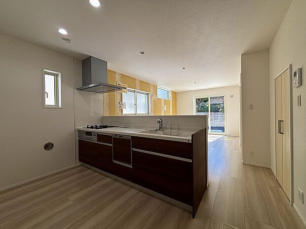 【キッチン】≪2号棟≫対面式キッチンは、家族のコミュニケーションを育み、子育て家族にも好適なプランです。リビングで寛ぐご家族をいつも感じ、会話を楽しみながら家事ができます♪