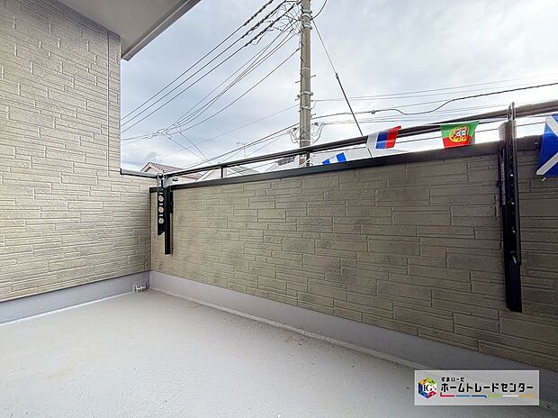 【バルコニー】南側に設置されたバルコニー。心地よい春の陽射しや暖かな風を楽しむことが出来る。晴れた日にはたっぷりの洗濯物や布団を干せます!