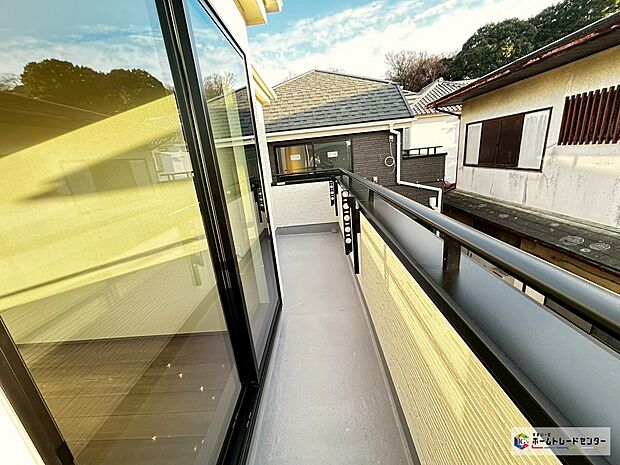 【バルコニー】【C号棟】南側に設置されたバルコニー。心地よい春の陽射しや暖かな風を楽しむことが出来る。晴れた日にはたっぷりの洗濯物や布団を干せます！