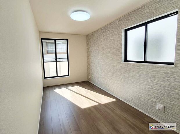 【リビング以外の居室】お陽さまの光をさわやかな風をたっぷりとりこめます。室内はいつも明るい印象なので気持ちの良い朝を迎えられます。毎日の生活も明るくなりそうです♪