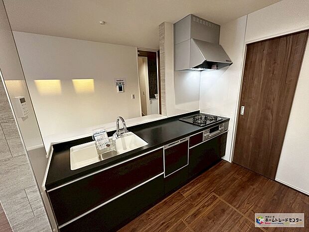 【キッチン】【３号棟】人気の対面式キッチン♪
お食事の準備をしながらでもご家族とのコミュニケーションを楽しめます♪お子様のお手伝いも増えそうですね♪